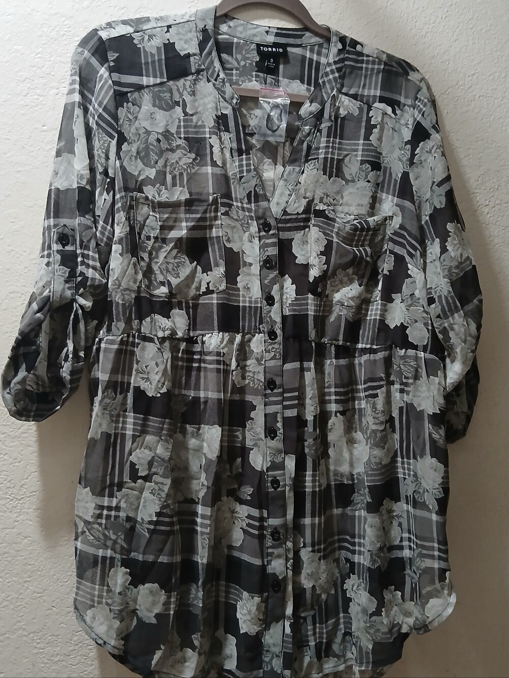 torrid Nwot size 0 torrid Black and White Floral Plaid Button-Up Peasant Top